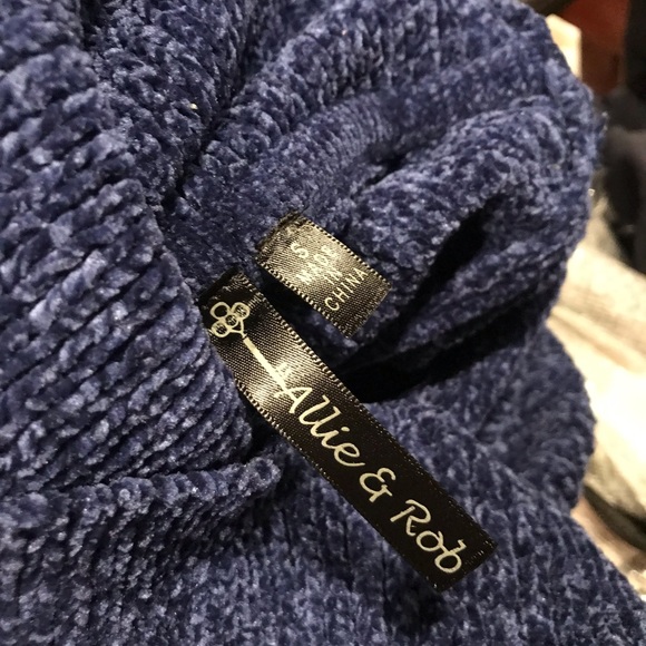 Allie & Rob sweater - Picture 3 of 3